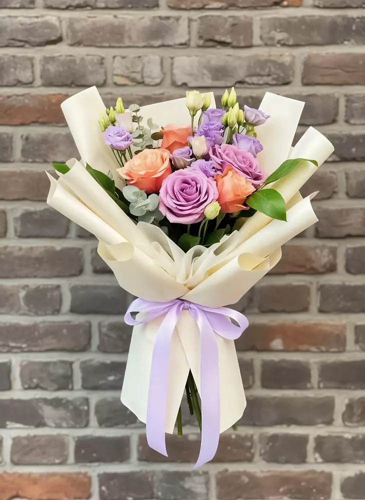 Букет цветов из: Лизиантусы и Розы в Казанское Тюменская область