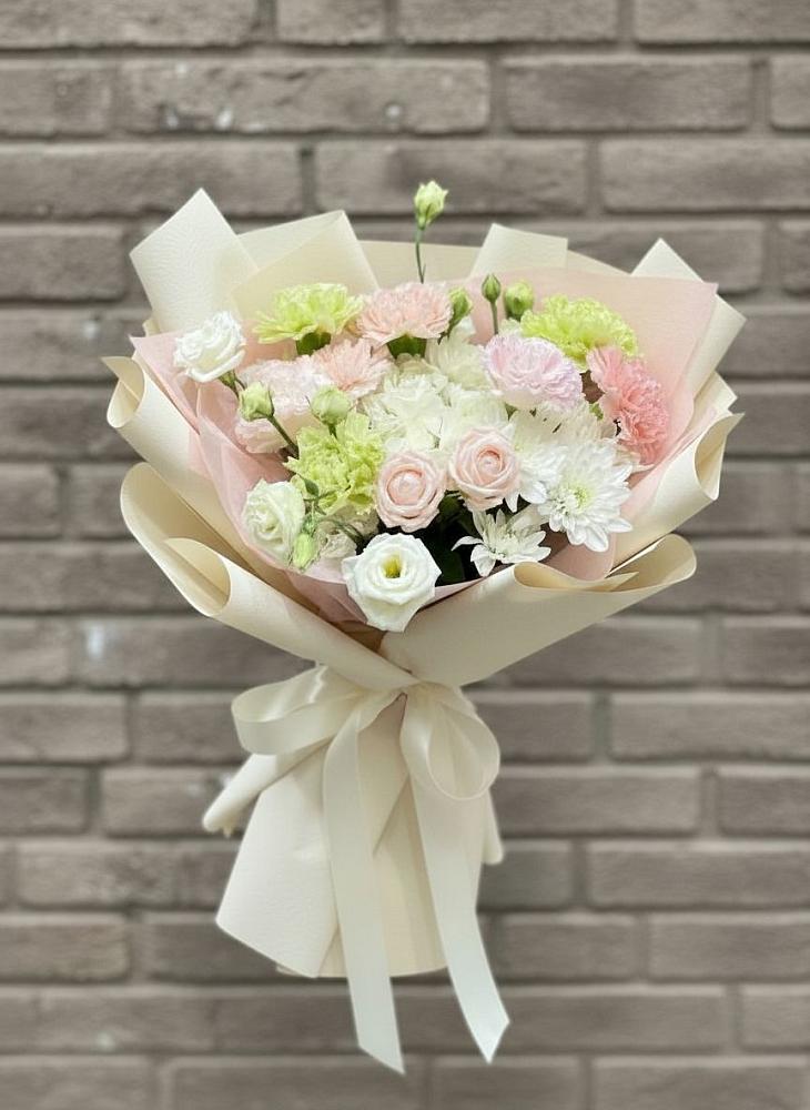 Букет цветов из: Гвоздики, Розы, Лизиантусы и Хризантемы в Казанское Тюменская область