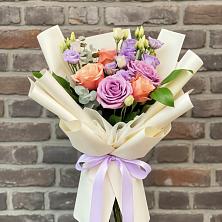 Букет цветов из:  Лизиантусы и Розы в Казанское Тюменская область