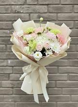 Букет цветов из:  Гвоздики, Розы, Лизиантусы и Хризантемы в Казанское Тюменская область