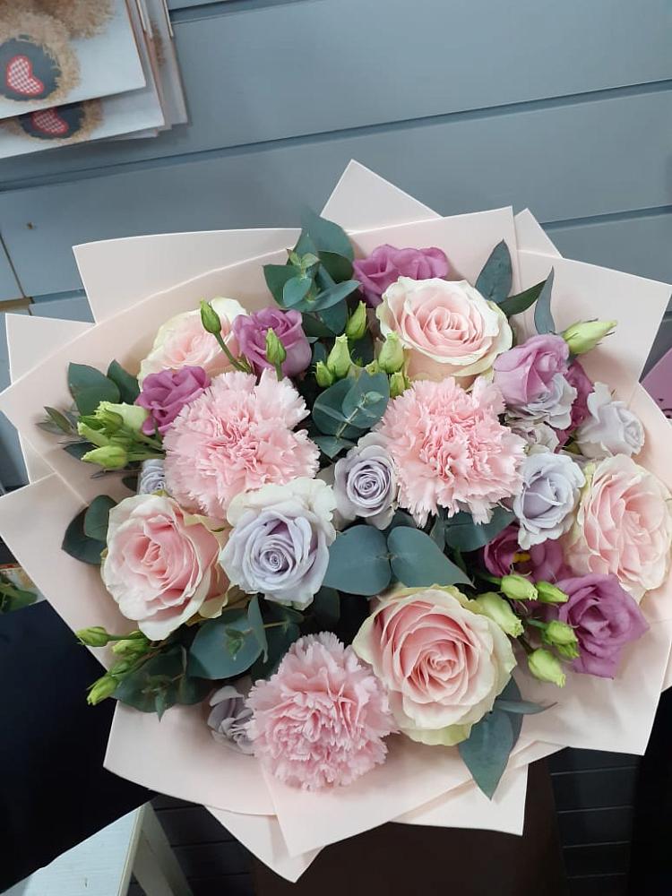 Букет цветов из: Розы, Гвоздики и Лизиантусы в Казанское Тюменская область