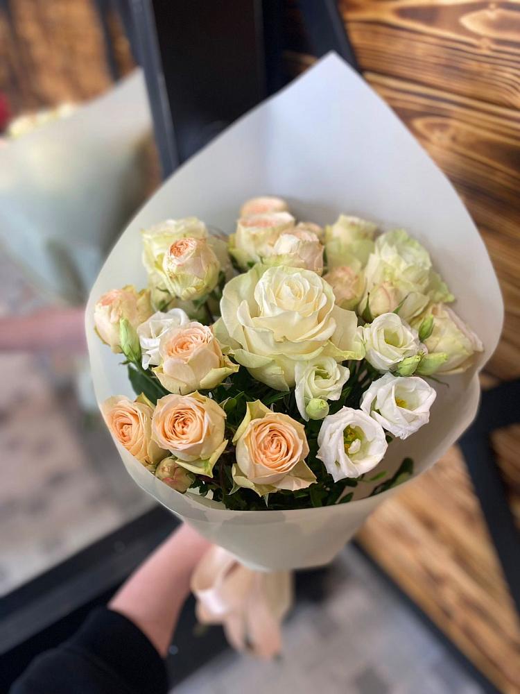 Букет цветов из: Розы и Лизиантусы в Казанское Тюменская область